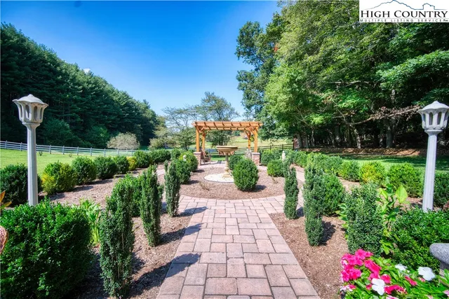 a view of a pathway with a pathway