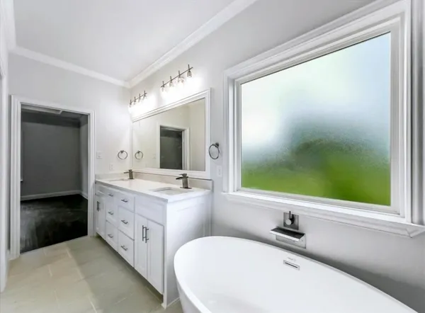 $2,300 | 2033 South Edgewood Terrace, Fort Worth, TX 76105