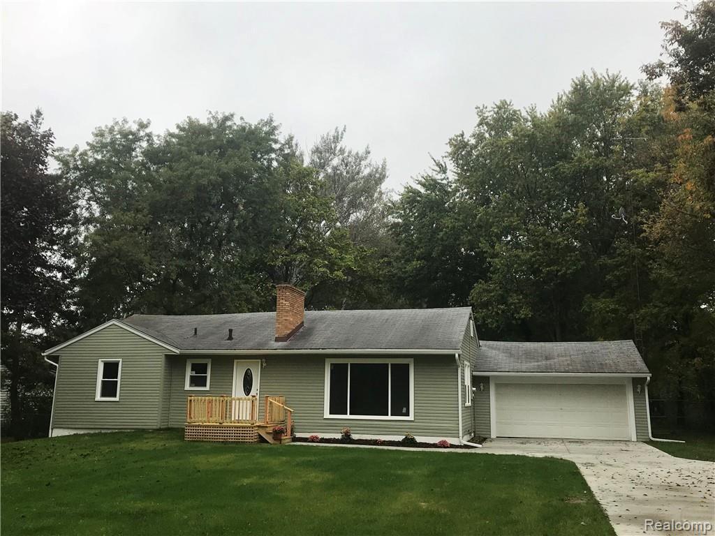 10472 Fenton Road Fenton, MI 48430 - Photo 1 of 14 House front.jpg