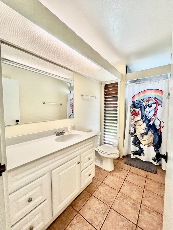 4701 Kawaihau Road, Unit L101 Kapaa, HI 96746 - Photo 10 of 12 a spacious bathroom with a double vanity sink and a mirror