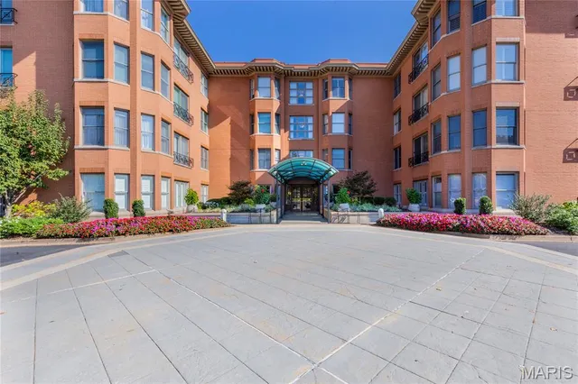$234,900 | 750 South Hanley Road, Unit 120, St. Louis, MO 63105