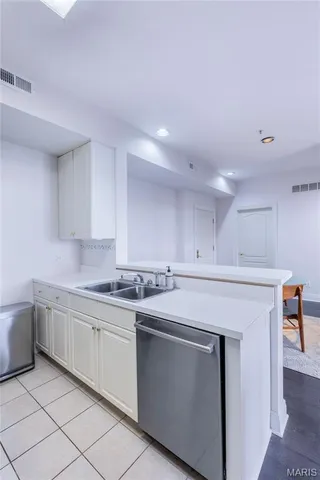 $234,900 | 750 South Hanley Road, Unit 120, St. Louis, MO 63105