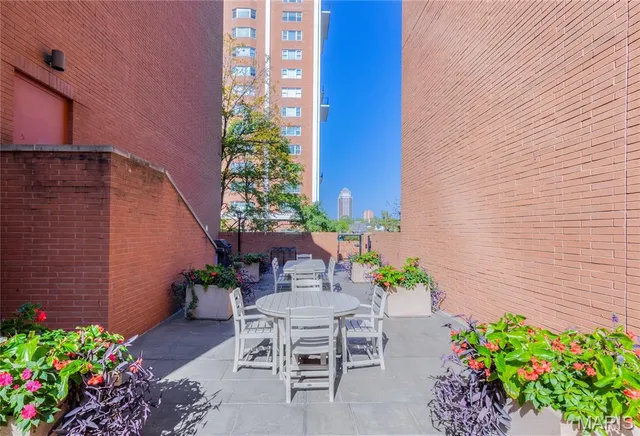 $234,900 | 750 South Hanley Road, Unit 120, St. Louis, MO 63105