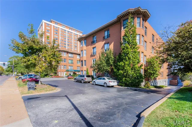 $234,900 | 750 South Hanley Road, Unit 120, St. Louis, MO 63105