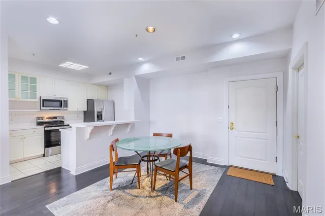 $234,900 | 750 South Hanley Road, Unit 120, St. Louis, MO 63105