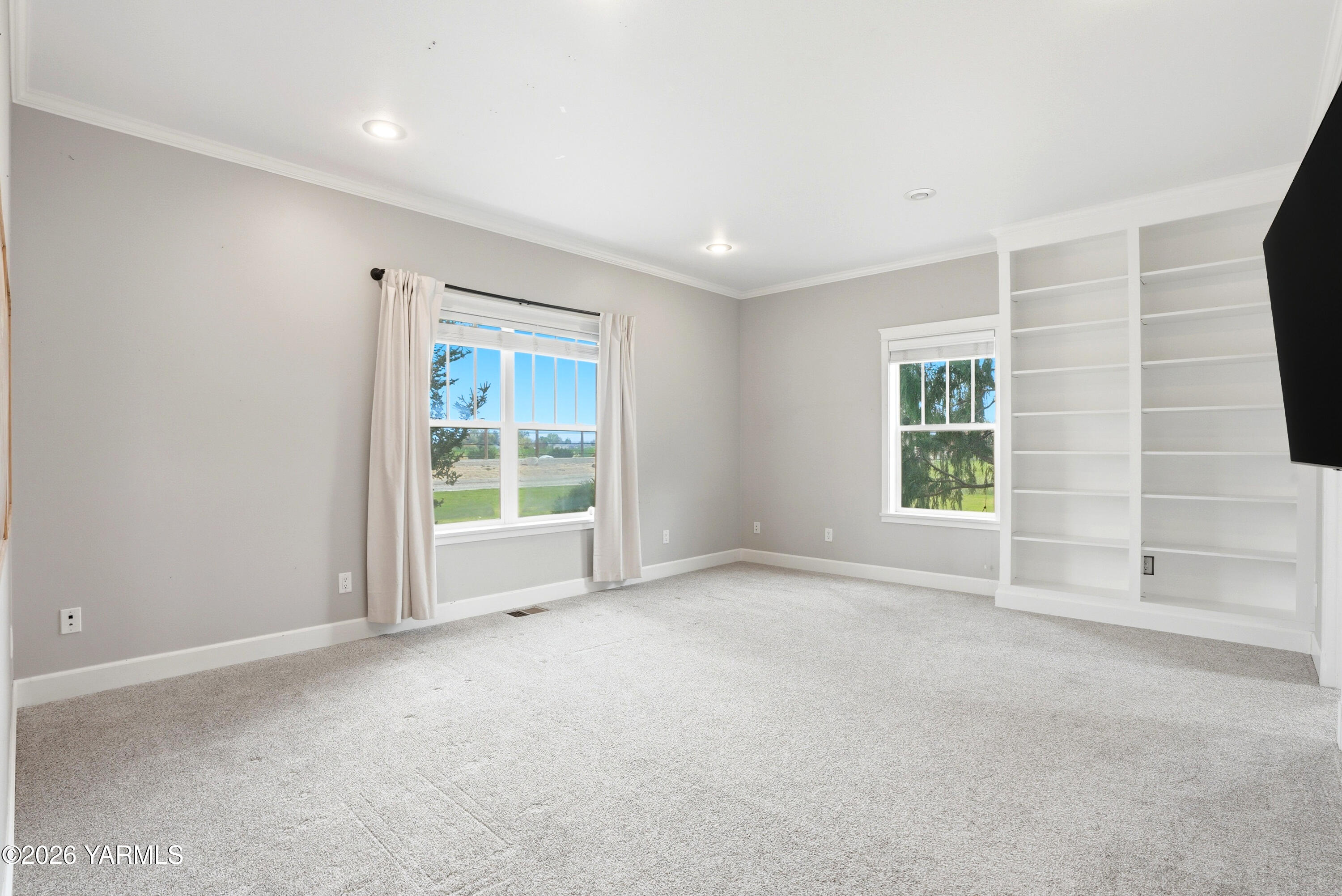 230 Albro Road Sunnyside, WA 98944 - Photo 22 of 46 a view of an empty room with a window