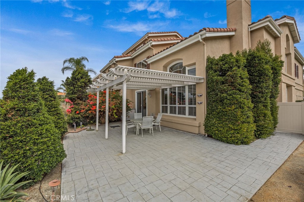 28677 La Azteca Laguna Niguel, CA 92677 - Photo 5 of 36 a patio with table and chairs and potted plants