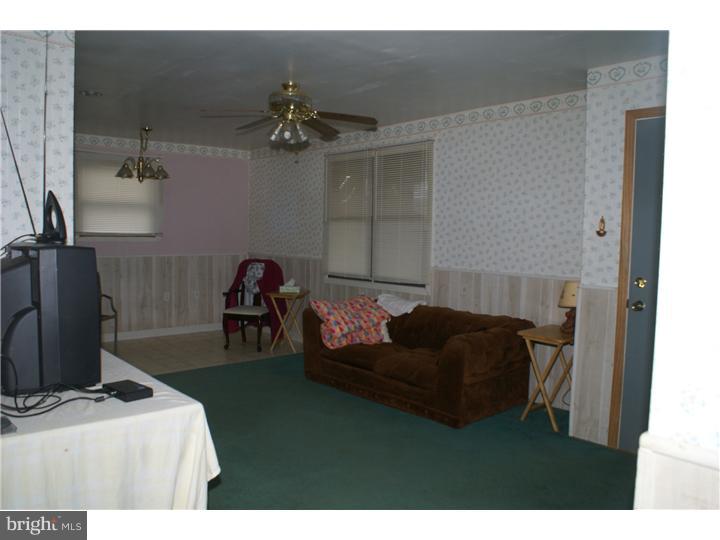 16 Paul Road New Castle, DE 19720 - Photo 6 of 9 Living Room