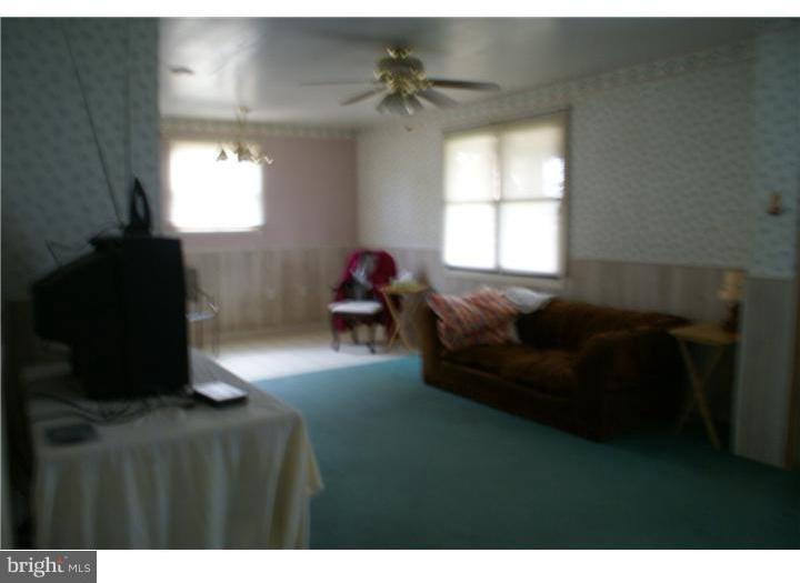16 Paul Road New Castle, DE 19720 - Photo 7 of 9 Living Room