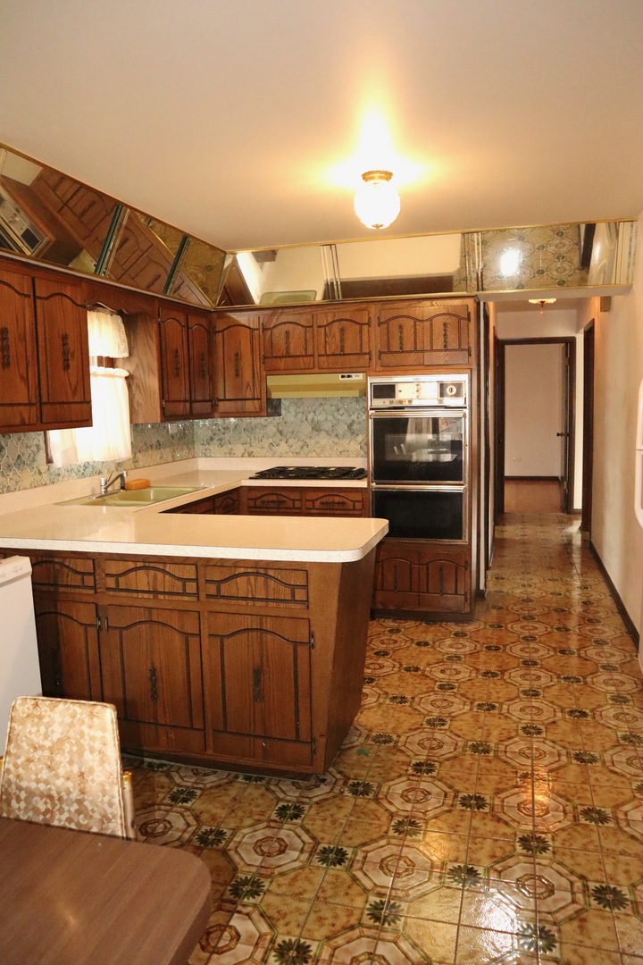 6102 West 64th Street Chicago, IL 60638 - Photo 5 of 11