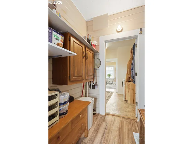 a very nice looking room with a big room