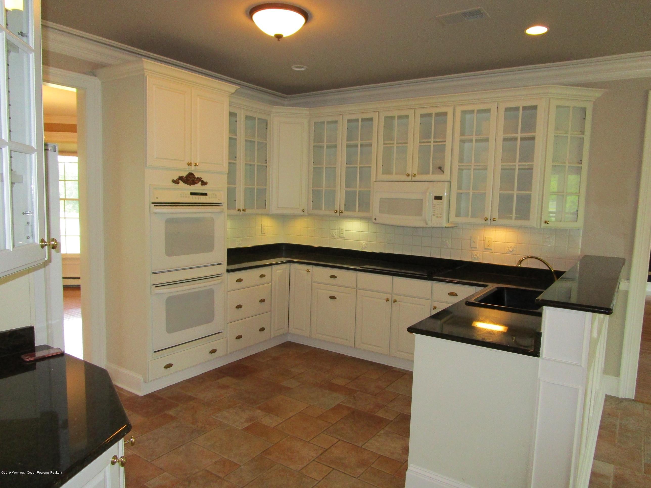 32 Forman Road Millstone Township, NJ 08535 - Photo 4 of 21 32 Forman kit2