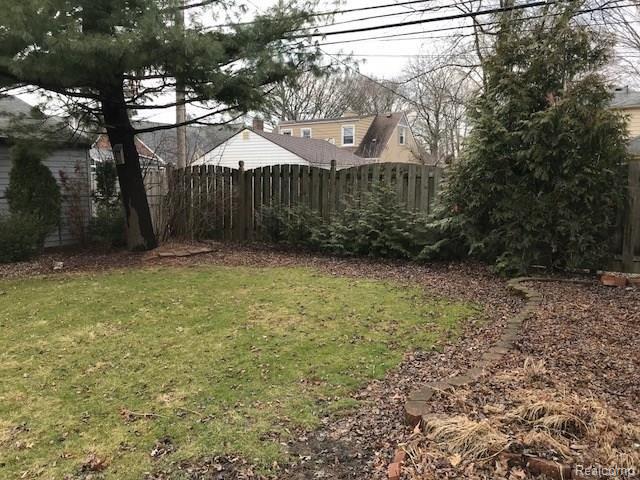 999 Roslyn Road Grosse Pointe Woods, MI 48236 - Photo 16 of 17