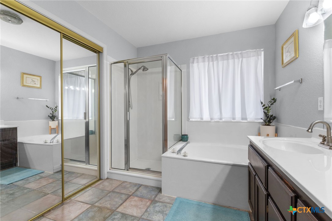 812 Taylor Creek Road Copperas Cove, TX 76522 - Photo 21 of 44 a bathroom with a tub sink and a mirror