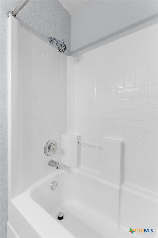 812 Taylor Creek Road Copperas Cove, TX 76522 - Photo 25 of 44 a bathroom with a white bath tub