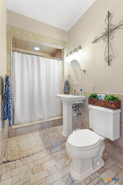 812 Taylor Creek Road Copperas Cove, TX 76522 - Photo 32 of 44 a bathroom with a toilet a sink and a shower