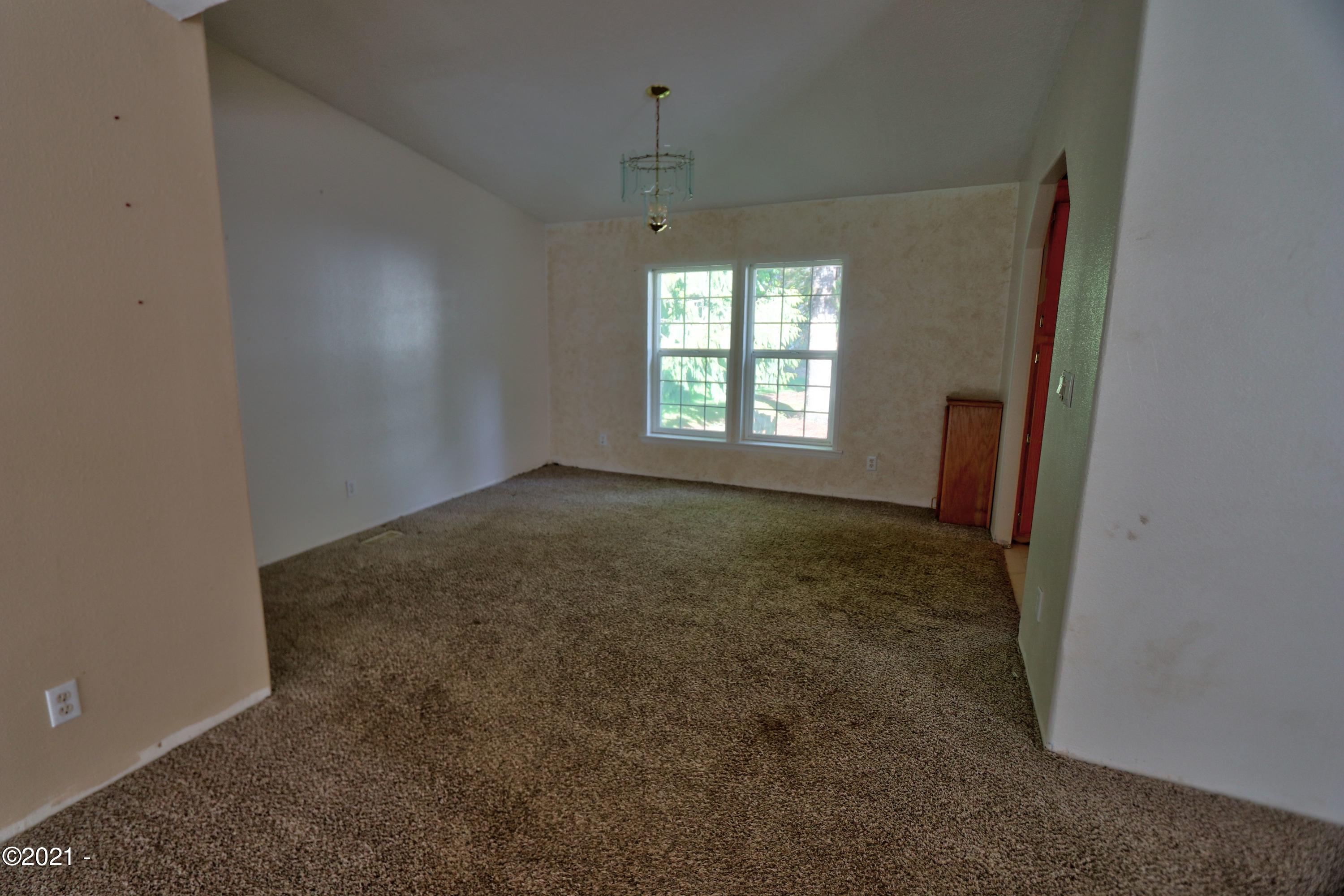 391 Sams Creek Road Logsden, OR 97357 - Photo 17 of 37 Dining