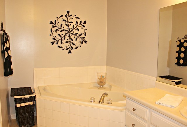 313 Hickory Road Jackson, GA 30233 - Photo 10 of 17 a bathroom with a bathtub and a sink