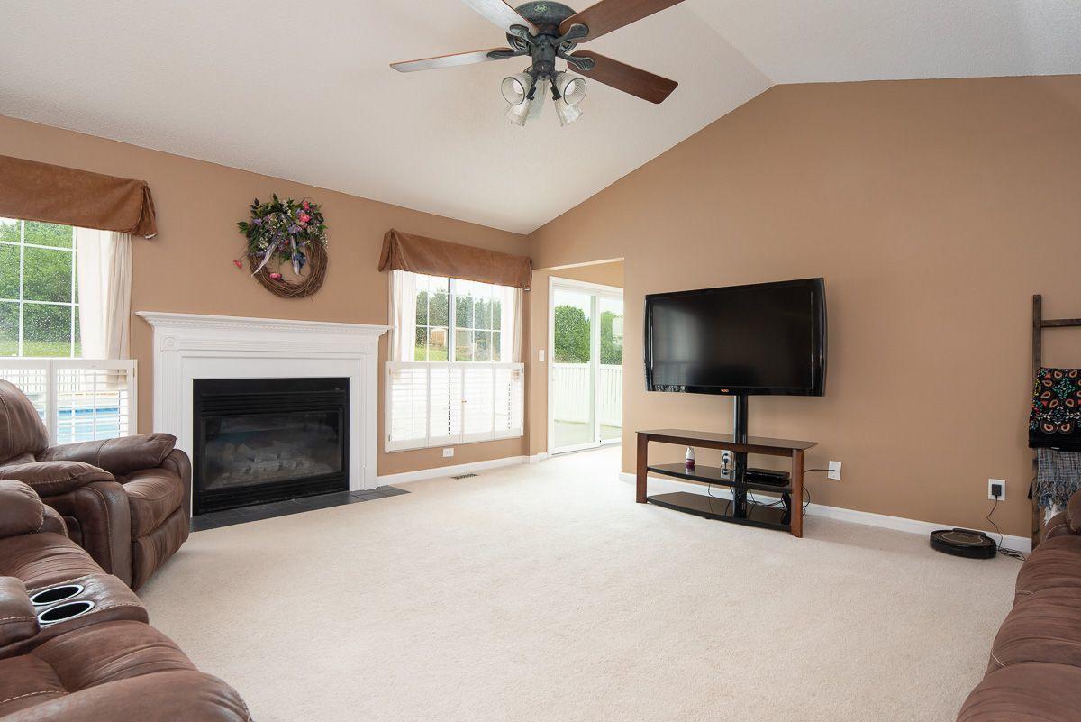 3940 Miser Station Road Louisville, TN 37777 - Photo 7 of 17 Living Room