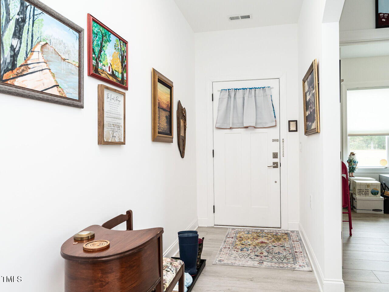 005-1280x960-entry-foyer