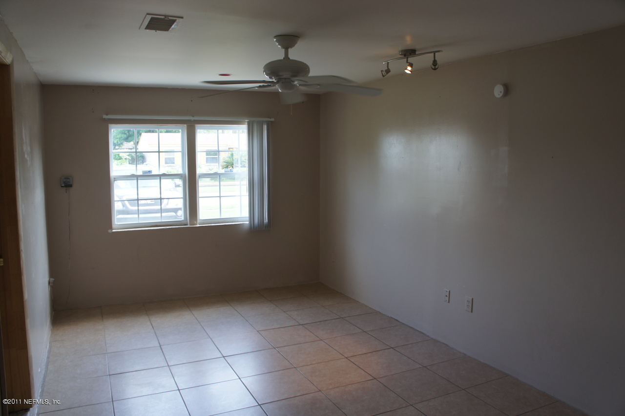 10855 Mareeba Road Jacksonville, FL 32246 - Photo 3 of 9 Family room