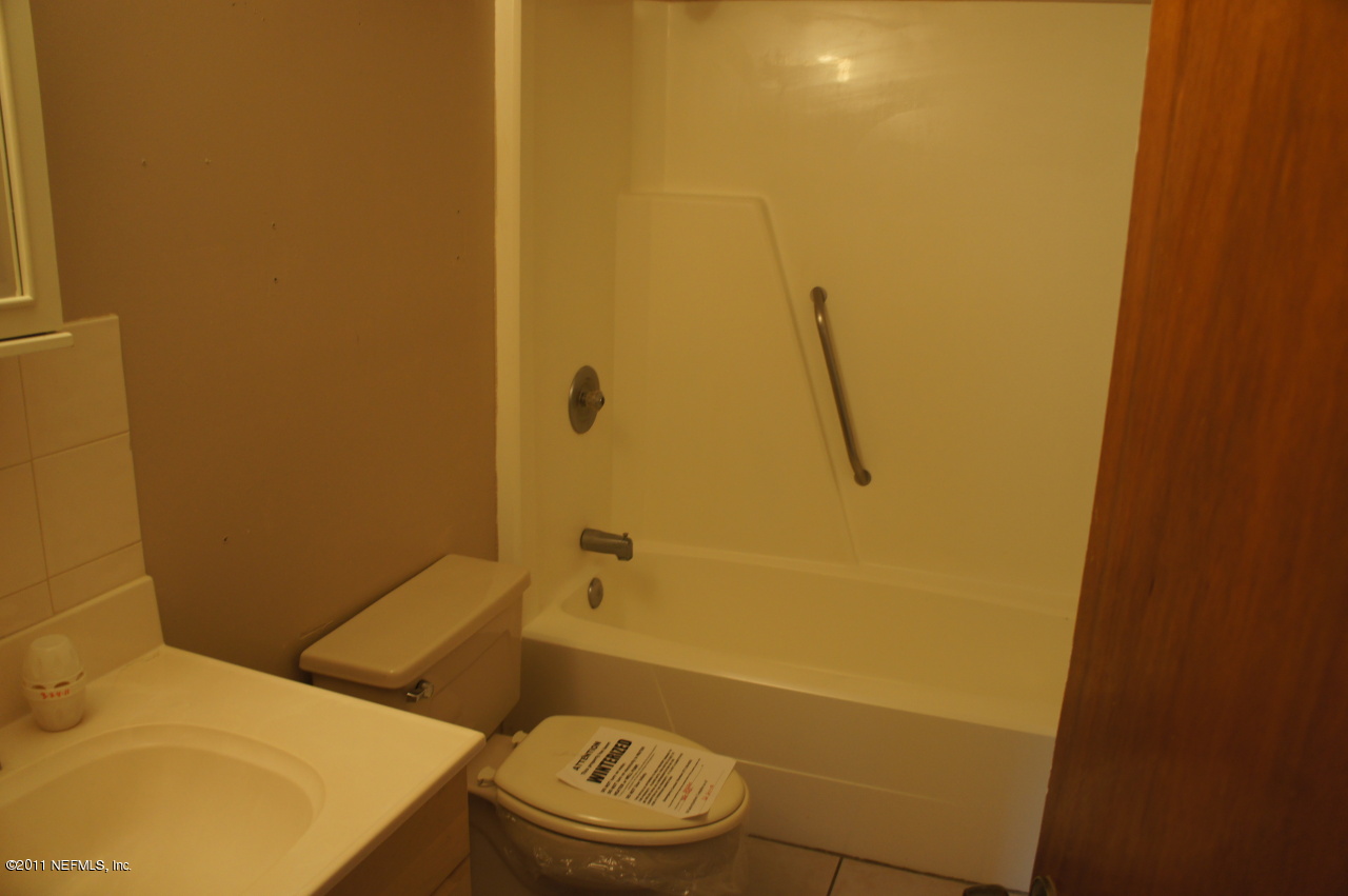 10855 Mareeba Road Jacksonville, FL 32246 - Photo 6 of 9 Bathroom