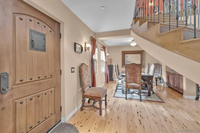 a view of a livingroom with furniture and a dining table