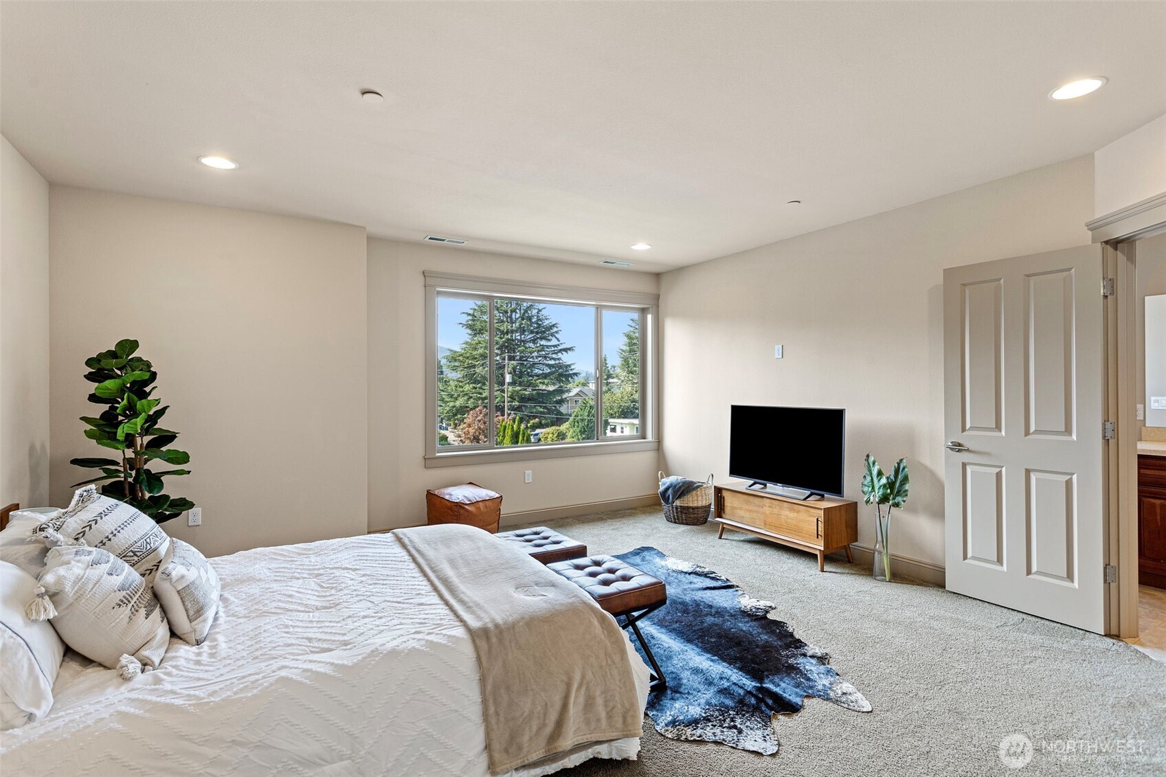 553 Southeast Andrews Street, Unit B Issaquah, WA 98027 - Photo 17 of 28 a bedroom with a bed and a flat screen tv