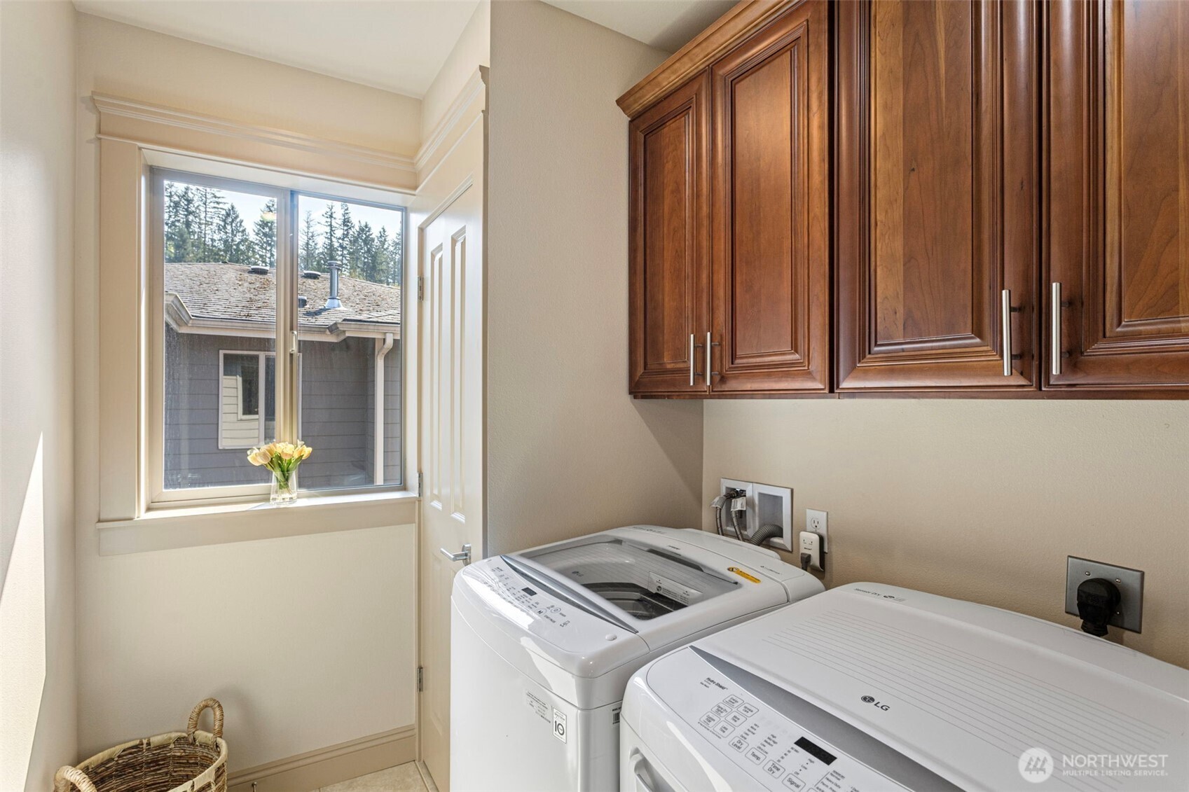 553 Southeast Andrews Street, Unit B Issaquah, WA 98027 - Photo 22 of 28 a view of utility room and utility room