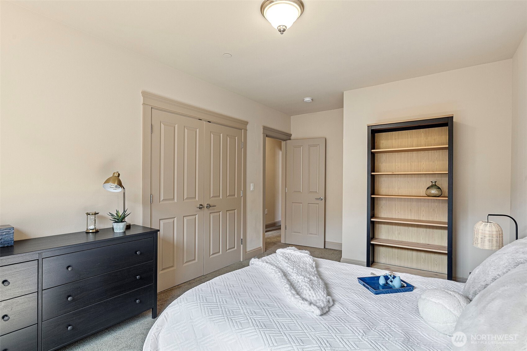 553 Southeast Andrews Street, Unit B Issaquah, WA 98027 - Photo 24 of 28 a bedroom with a bed and a dresser