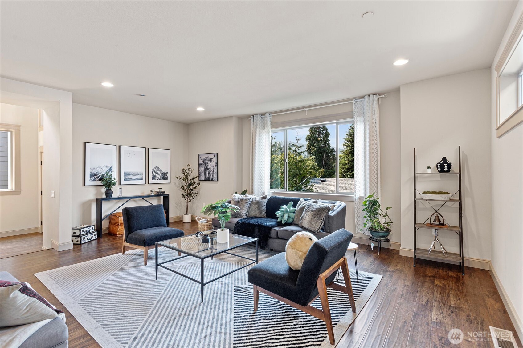 553 Southeast Andrews Street, Unit B Issaquah, WA 98027 - Photo 5 of 28 a living room with furniture and a window