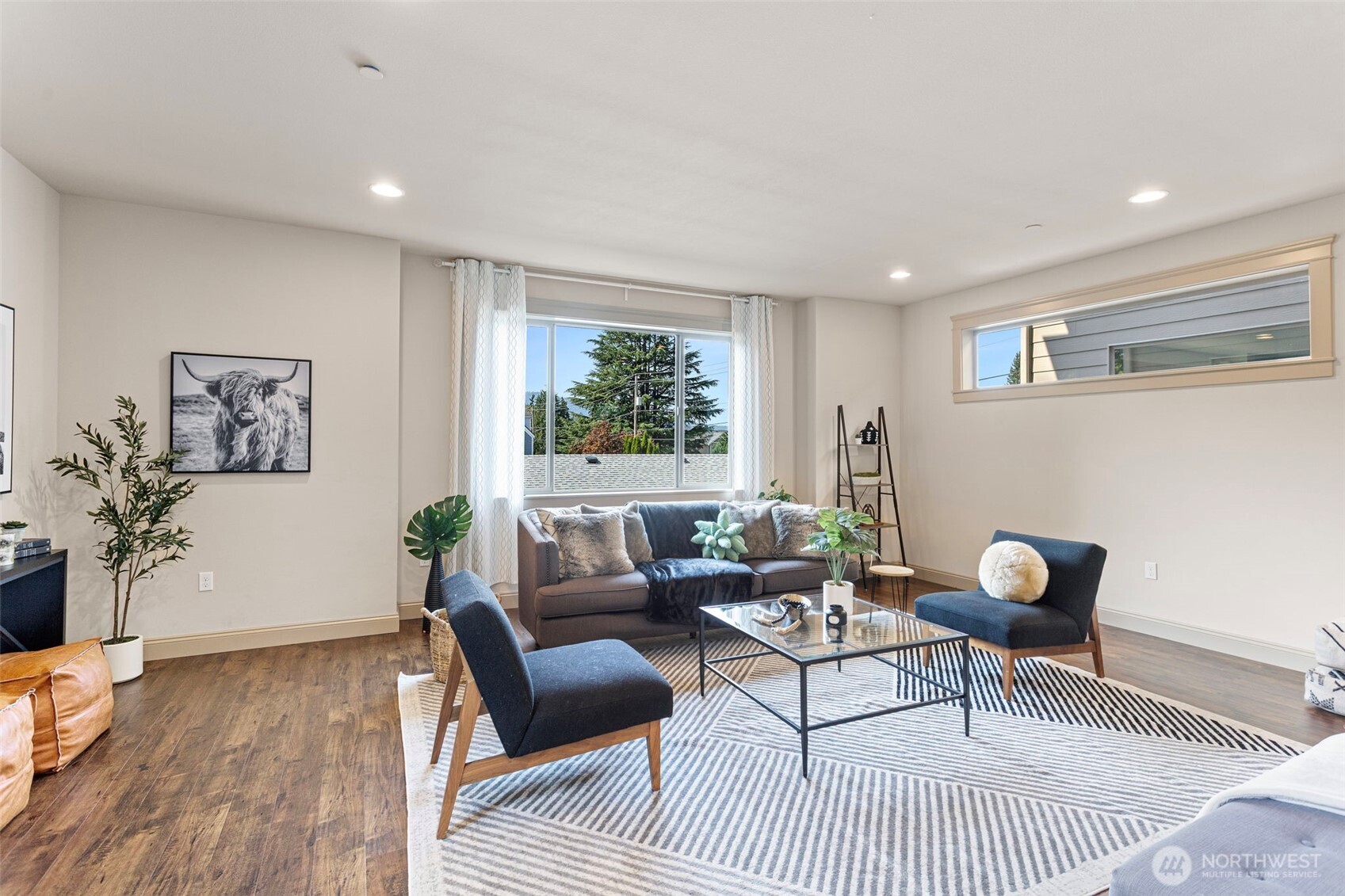 553 Southeast Andrews Street, Unit B Issaquah, WA 98027 - Photo 6 of 28 a living room with furniture and a rug