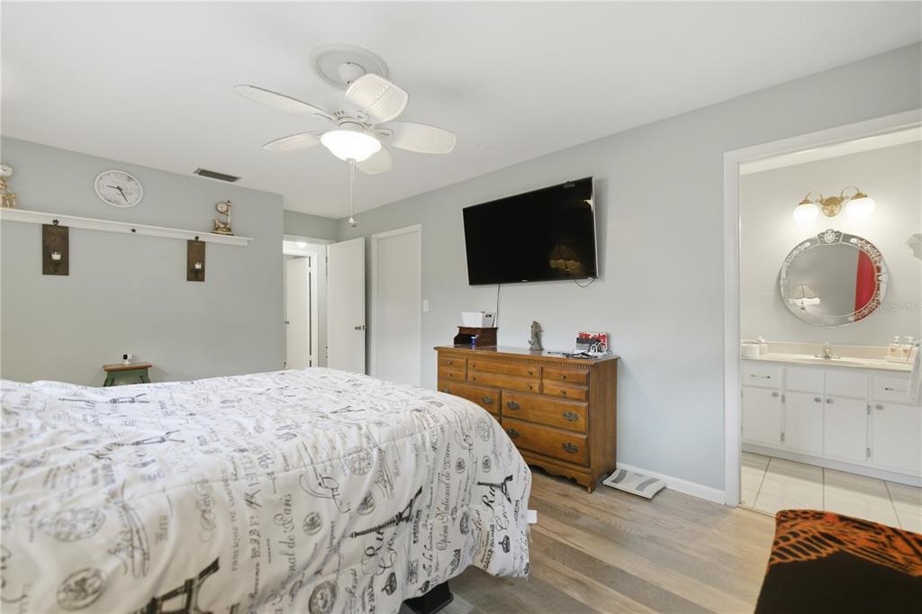 8951 Southwest 202nd Avenue Road Dunnellon, FL 34431 - Photo 16 of 38 a bedroom with a bed and a flat screen tv