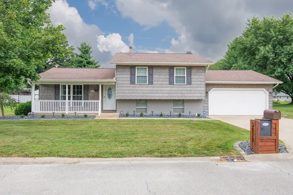 $315,000 | 520 Cottonwood Drive, Salem, IL 62881