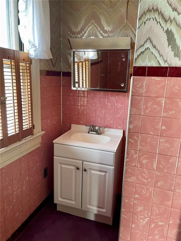 424 Deer Lane Rochester, PA 15074 - Photo 15 of 20 a bathroom with a sink and a mirror