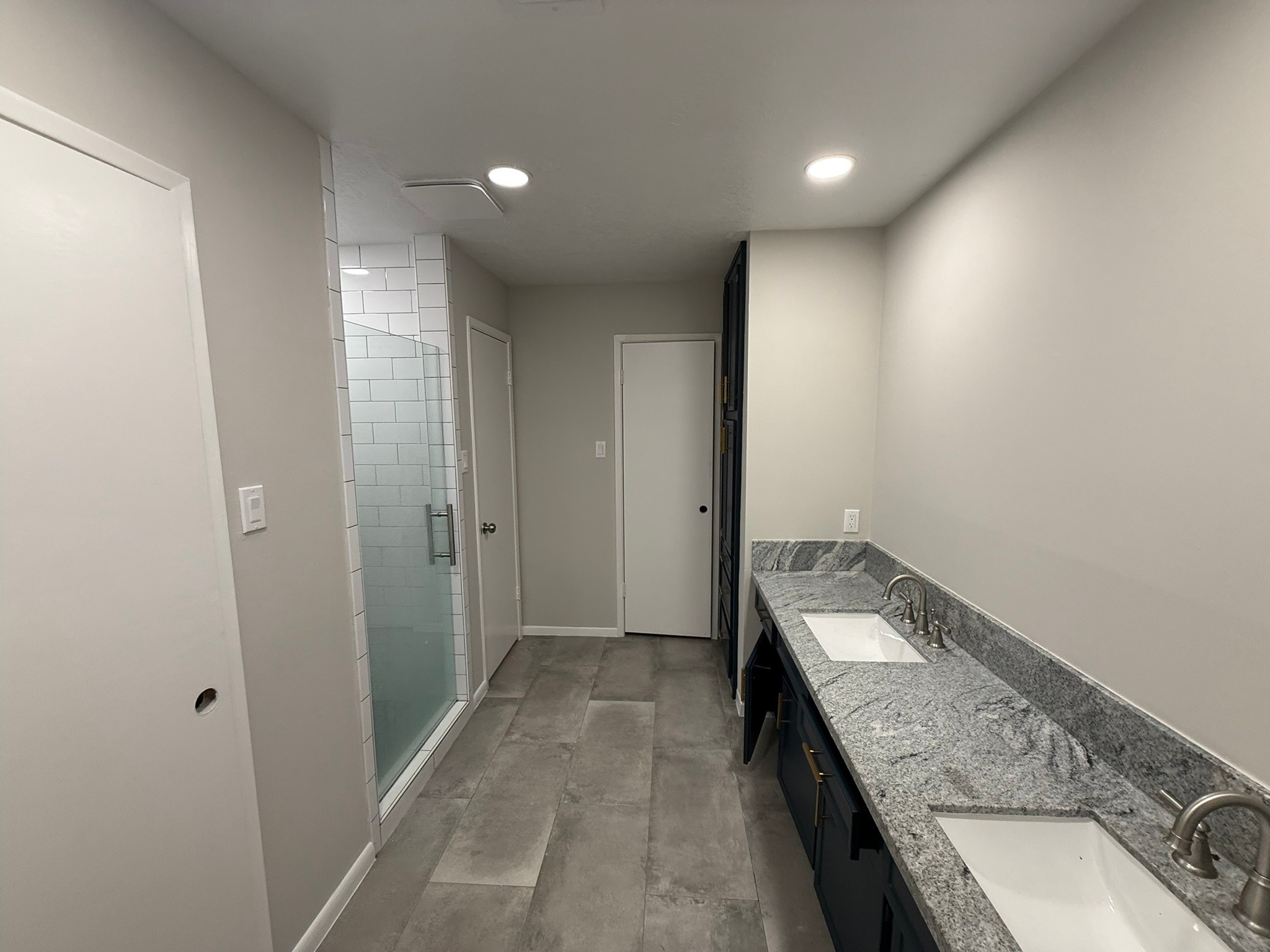 10130 Sagedale Drive Houston, TX 77089 - Photo 18 of 36 a spacious bathroom with a granite countertop sink and a mirror