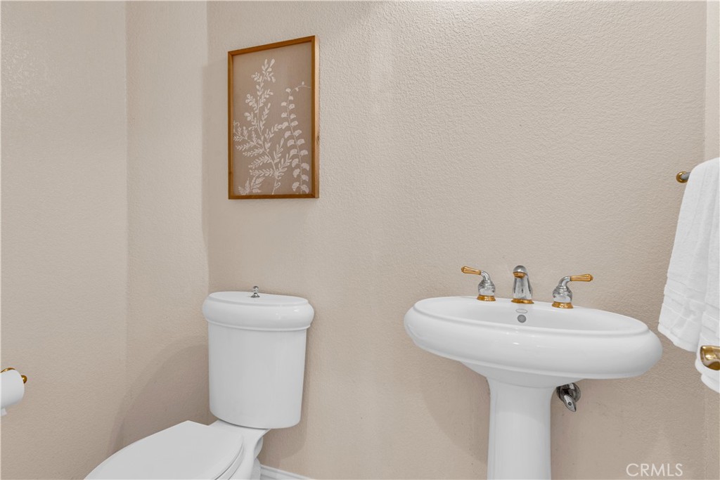 117 Frontier Way Templeton, CA 93465 - Photo 38 of 57 Powder bathroom