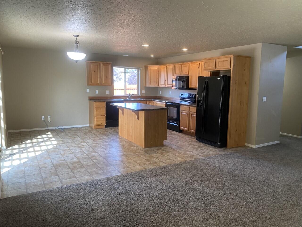 16457 Riley Drive La Pine, OR 97739 - Photo 6 of 13 Riley Liv and Kit