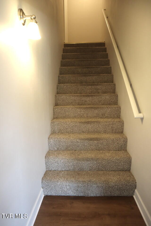 2908 Antioch Road Johnson City, TN 37604 - Photo 14 of 26 Stairwell 1