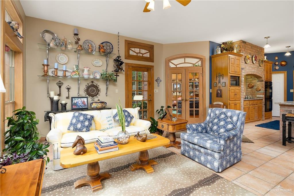 27603 Palo Verde Road San Benito, TX 78586 - Photo 14 of 45 a living room with furniture flowerpot and wooden floor
