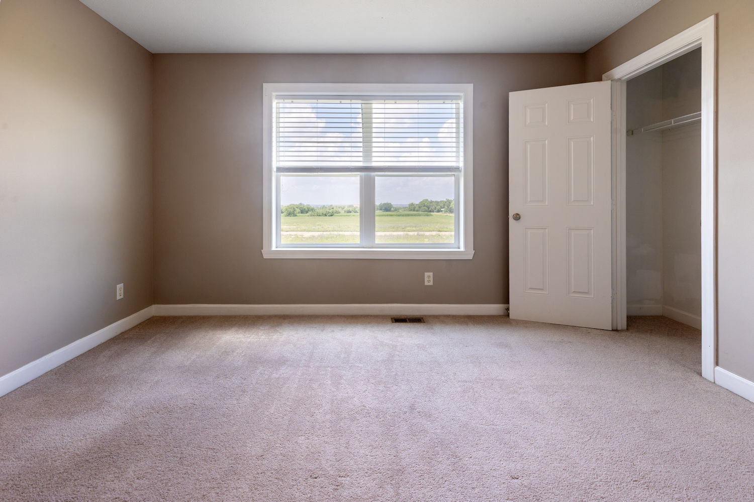 411 South Regulators Street Rochelle, IL 61068 - Photo 15 of 27