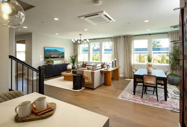 $989,990 | 352-352 Waypoint Drive, Napa, CA 94558