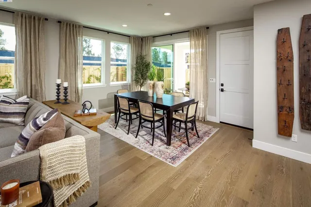 $989,990 | 352-352 Waypoint Drive, Napa, CA 94558