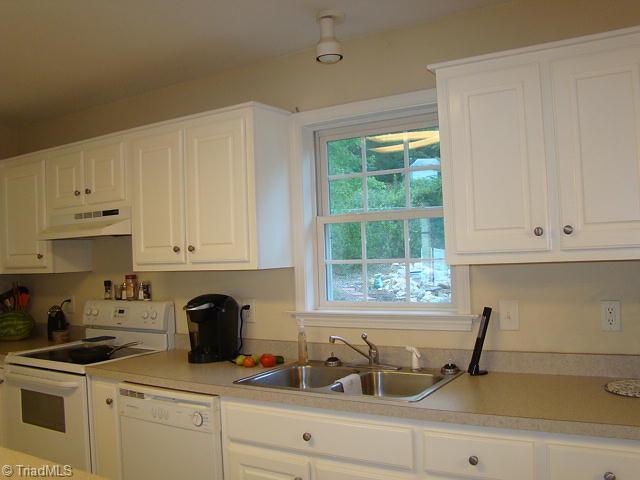 Kitchen. Smooth top range, dishwasher