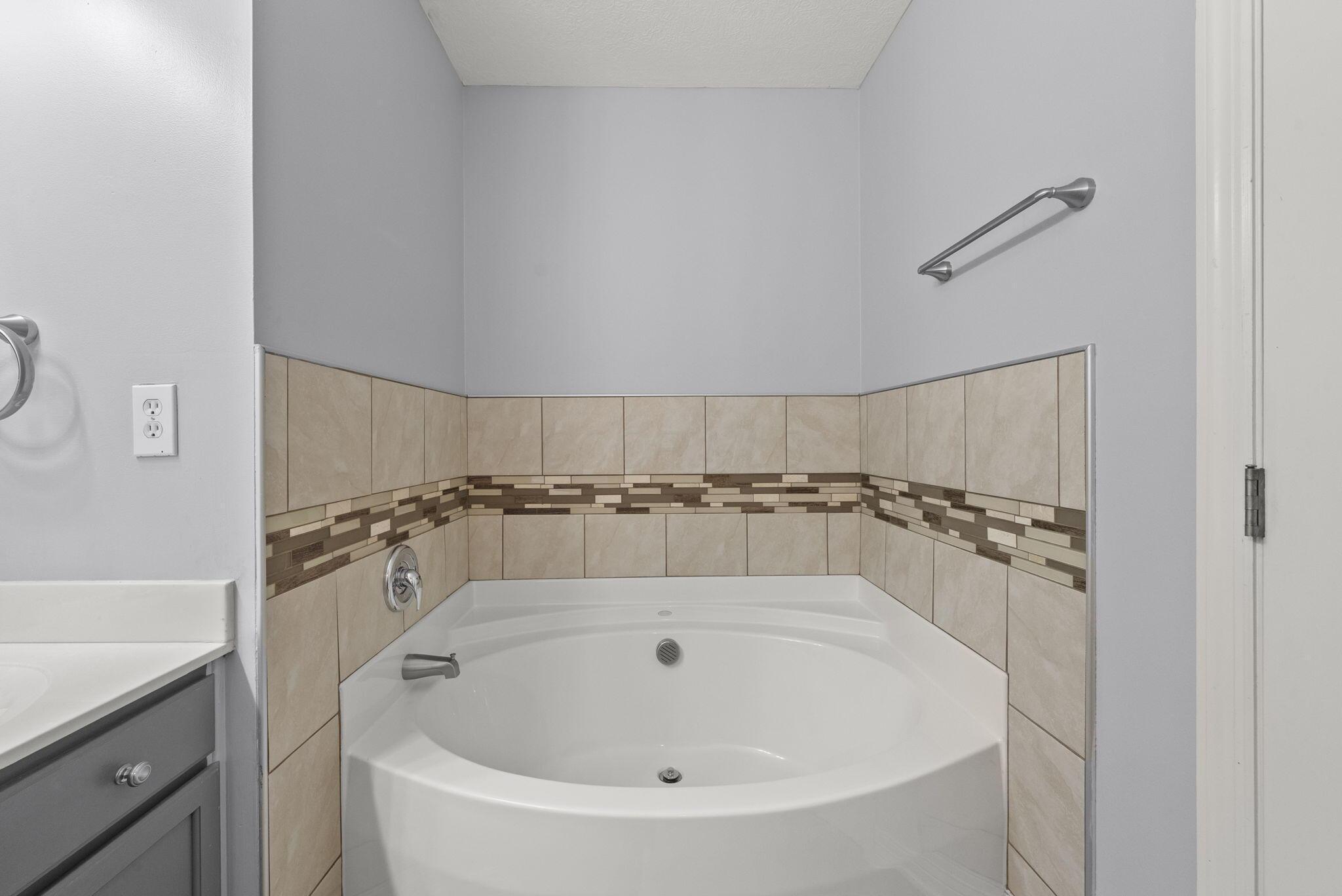 101 Ruby Red Lane Delaware, OH 43015 - Photo 37 of 58 Charming tub