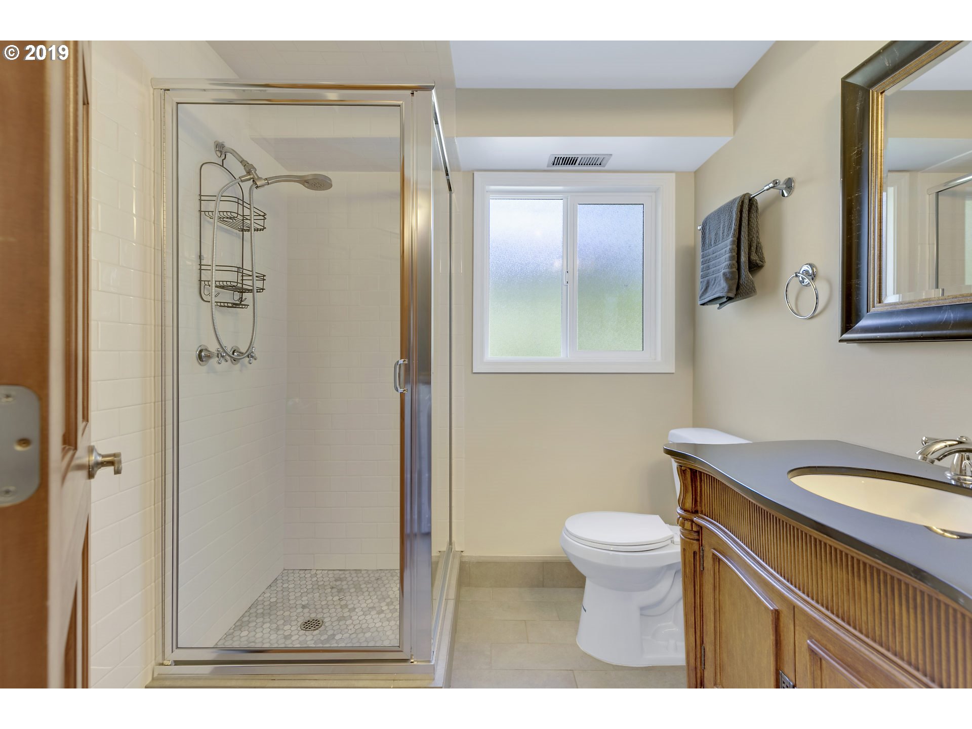 9200 Southwest Jamieson Road Beaverton, OR 97005 - Photo 15 of 28 Bathroom
