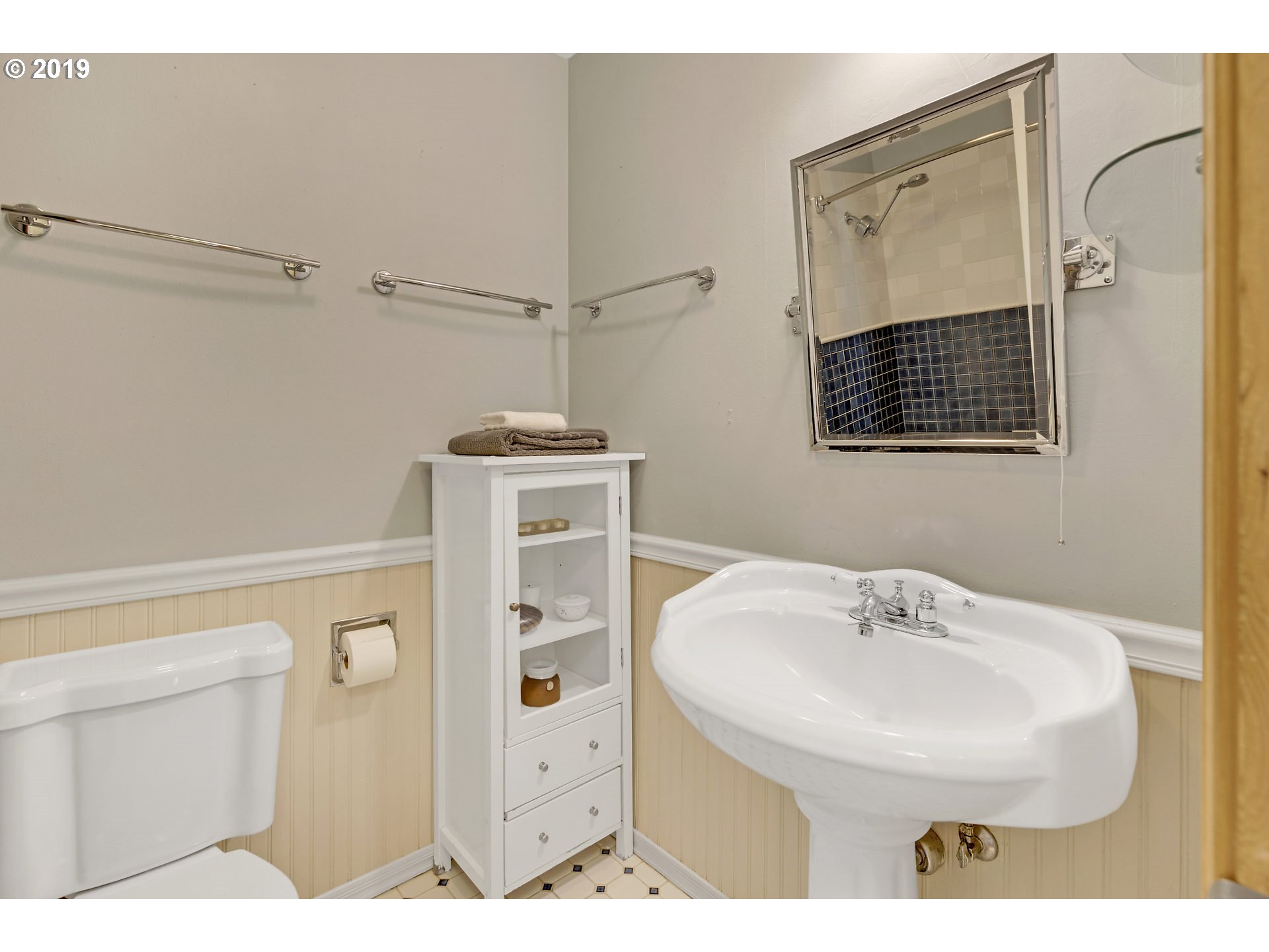 9200 Southwest Jamieson Road Beaverton, OR 97005 - Photo 23 of 28 Bathroom