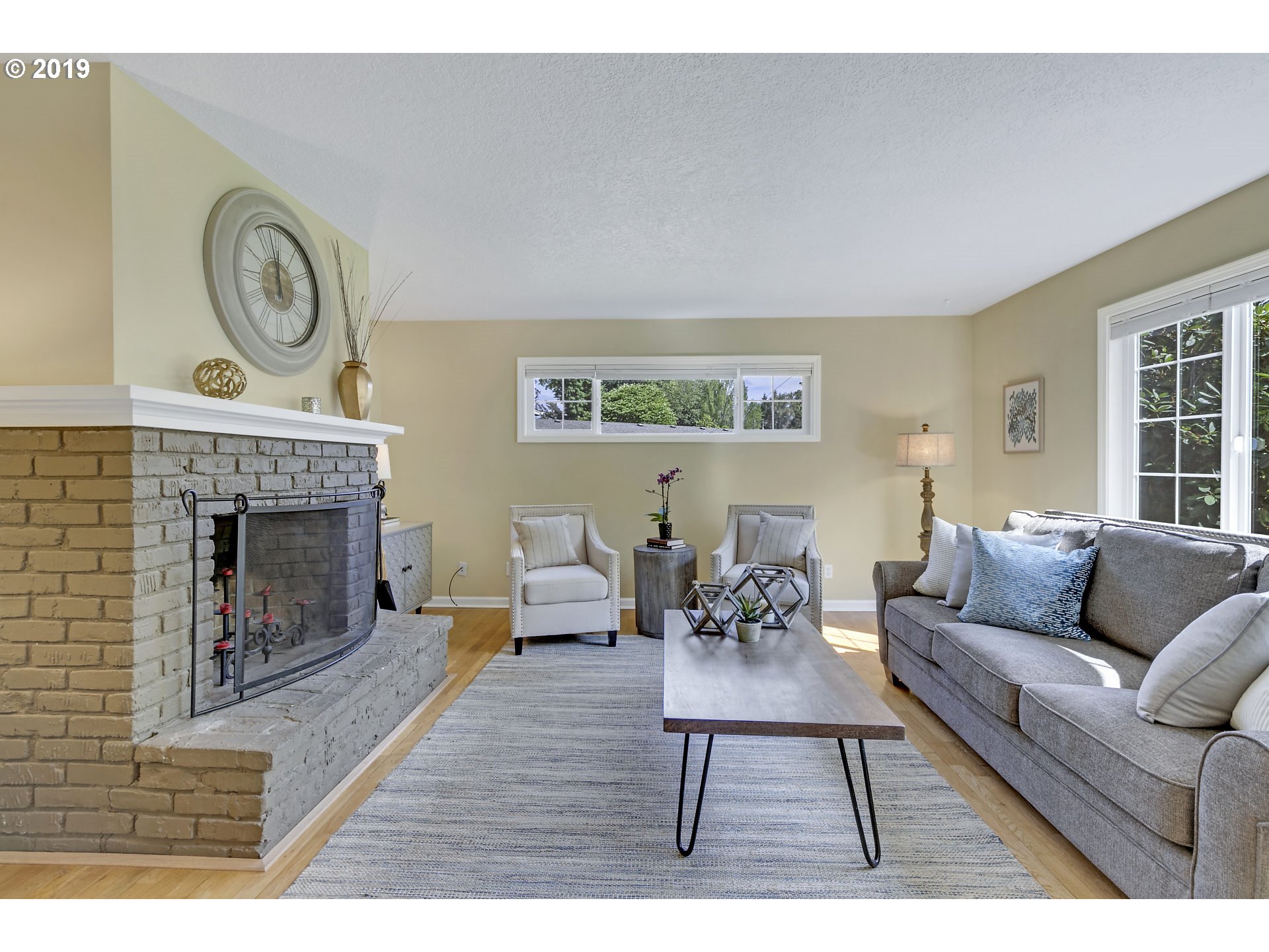 9200 Southwest Jamieson Road Beaverton, OR 97005 - Photo 4 of 28 Living Room