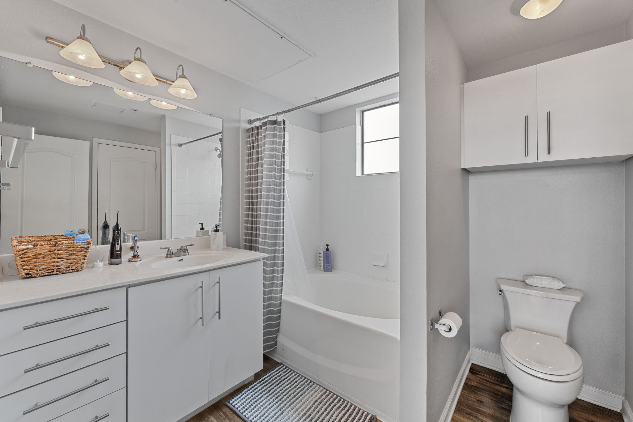 11203 Ranch Road 2222, Unit 905 Austin, TX 78732 - Photo 24 of 27 a bathroom with a tub sink toilet and mirror