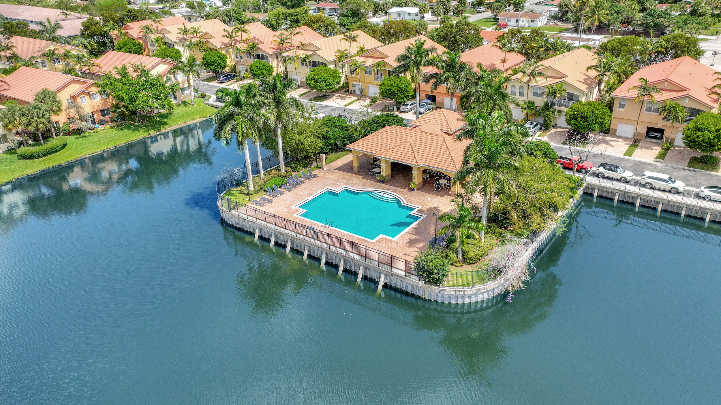 an aerial view of a house having lake view